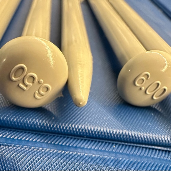 DCN Knitting Needles With Case - Picture 6 of 11